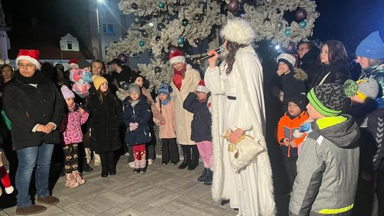 Uroczyste rozświetlenie choinki i spotkanie z Mikołajem na Porcelanowym Rynku