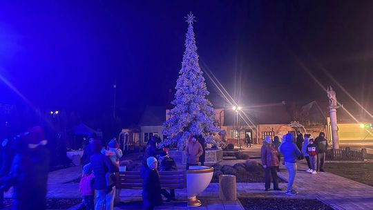 Uroczyste rozświetlenie choinki i spotkanie z Mikołajem na Porcelanowym Rynku Uroczyste rozświetlenie choinki i spotkanie z Mikołajem na Porcelanowym Rynku