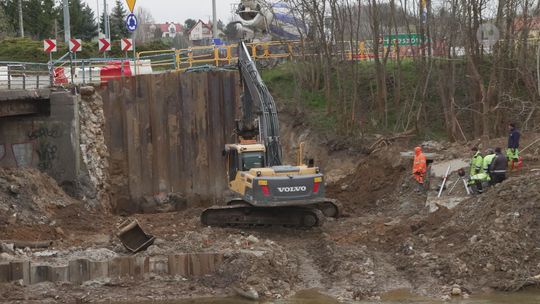 Utrudnienia dla pieszych i kierowców. Trwa budowa kładki