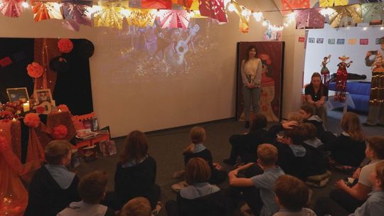 W bibliotece jak w Meksyku — uczniowie poznali barwy Día de los Muertos