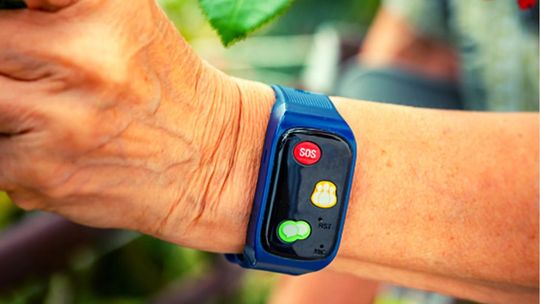 W Brodach testują opaski dla seniorów.  Szybsza pomoc i większa niezależność