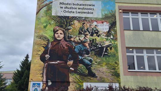W Ostrowcu odsłonięto mural upamiętniający Orlęta Lwowskie przy PSP nr 14