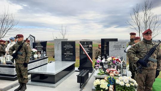 WAŚNIÓW | Odsłonięto tablicę ku pamięci tragicznie zmarłego kpr. Chlewickiego