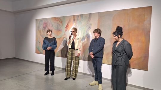 Wernisaż w BWA Ostrowiec: "Czułe guziczki" i "Motyle w trawie prawie"