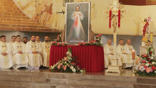 Wierni powitają obraz Jezusa Miłosiernego