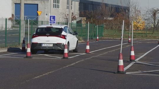 Wyższa zdawalność prawa jazdy w Ostrowcu niż w Kielcach w 2025 roku