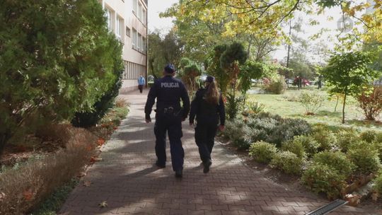 Wzmożone patrole przy szkołach w Ostrowcu. Policja apeluje o spokój i czujność