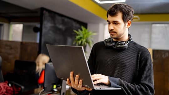 Z łatwością wyłapujesz detale i błędy? Sprawdź, jak ten kierunek może wpłynąć na Twoją karierę!