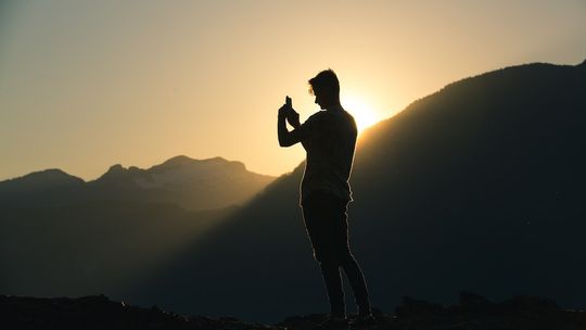 Zasięg w górach Świętokrzyskich – jak ułatwić sobie dostęp do sieci komórkowej?