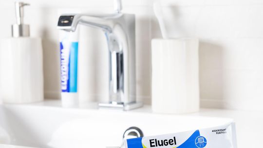 Zastosowanie żelu stomatologicznego – czy warto zabrać Elugel na wakacje?