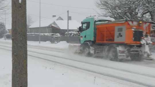 Zima nie odpuszcza: intensywne opady śniegu i prace służb drogowych Zima nie odpuszcza: intensywne opady śniegu i prace służb drogowych