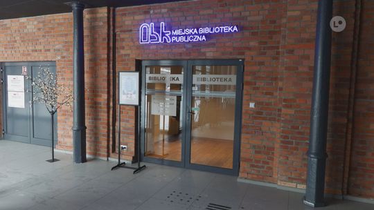 Plakat promujący ferie w bibliotece z programem zajęć dla dzieci.