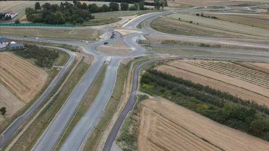 Zmiany w ruchu na obwodnicy Opatowa.  Roboty budowlane nabierają tempa