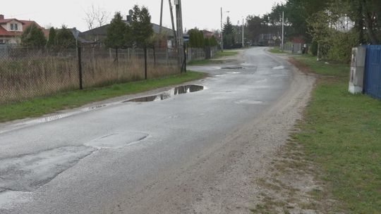 Zużyte opony podrzucane na Gutwinie. Mieszkańcy mają dość powracającego problemu