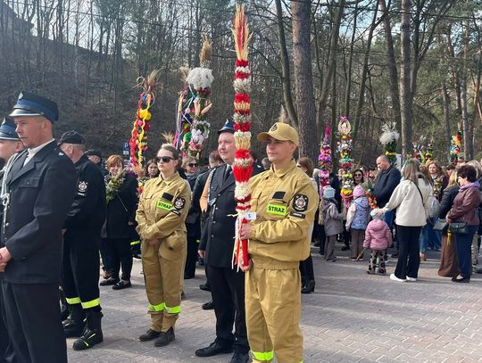 Barwne palmy i procesja. Niedziela Palmowa w Bałtowie