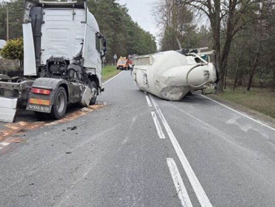 Cementowóz przewrócił się na DK79 w Bronisławowie
