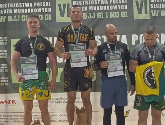 Ogn. Adrian Sejdziński z medalami  mistrzostw w jiu-jitsu