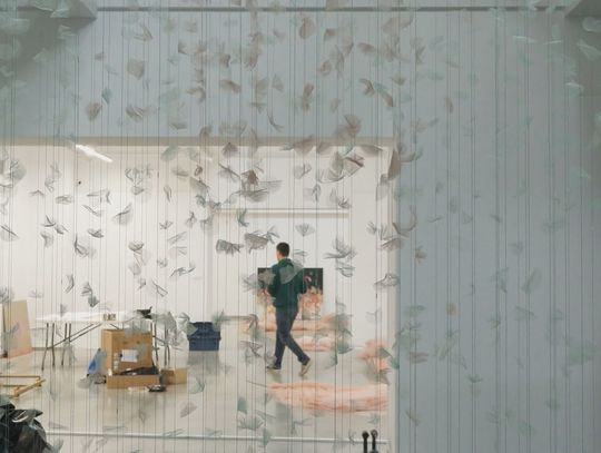 Erozja i erupcja w BWA Ostrowiec: Pietryka i Żugaj otwierają wystawy, koncert ŁOTRY dopełni wieczór