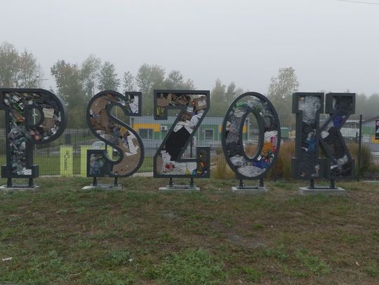 Instalacja trash art promuje segregację
