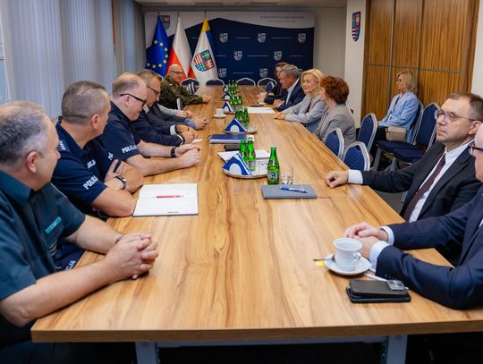 Kaski dla dzieci i rozmowy o przejazdach kolejowych