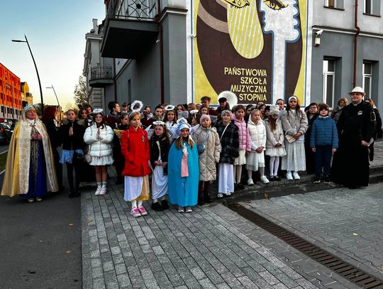 Korowód Świętych i bal w „Czwórce”