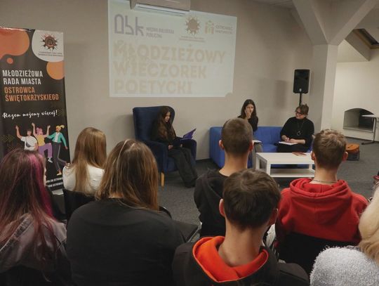 Młodzieżowy wieczór poetycki w bibliotece. Młodzi autorzy czytali własne wiersze Młodzieżowy wieczór poetycki w bibliotece. Młodzi autorzy czytali własne wiersze