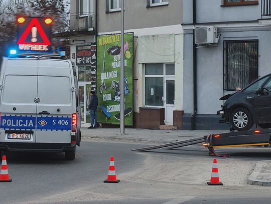 Niebezpieczna niedziela. Wjazd pod prąd na rondzie i potrącenie nietrzeźwego pieszego Niebezpieczna niedziela. Wjazd pod prąd na rondzie i potrącenie nietrzeźwego pieszego