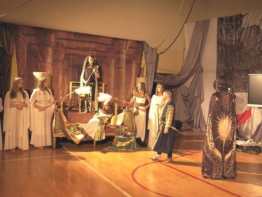 „Od niewoli do nadziei”. Premiera szkolnego spektaklu w Sarnówku