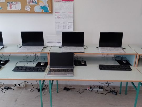 Ponad 580 urządzeń trafiło do 11 szkół w powiecie ostrowieckim w ramach KPO