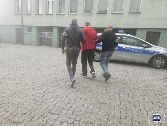Pościg w Ostrowcu Świętokrzyskim. Pijany kierowca zaatakował policjanta Pościg w Ostrowcu Świętokrzyskim. Pijany kierowca zaatakował policjanta