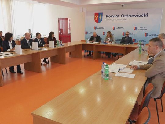 Powiat ostrowiecki stawia na drogi. Samorządowcy spotkali się na konwencie