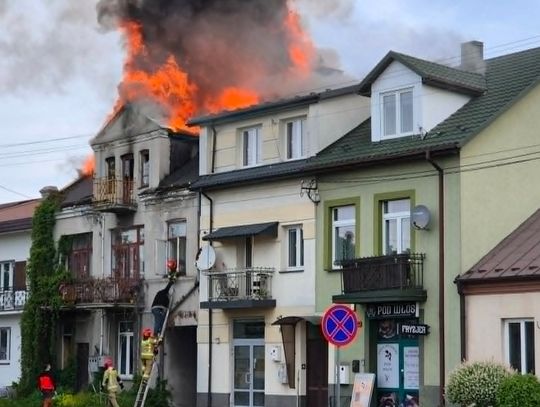 Pożar domu. Ewakuowano mieszkańców, ulica Sandomierska zablokowana