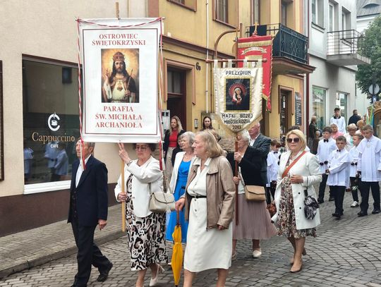 Procesja Bożego Ciała w Ostrowcu Świętokrzyskim. Wierni parafii św. Michała Archanioła licznie dali świadectwo wiary