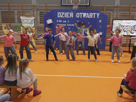Przedszkolaki gościły w „piątce”. Dzień otwarty w największej ostrowieckiej podstawówce