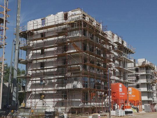 Przy ul. Hubalczyków rosną 3 nowe bloki. W planie 90 mieszkań dla Ostrowca