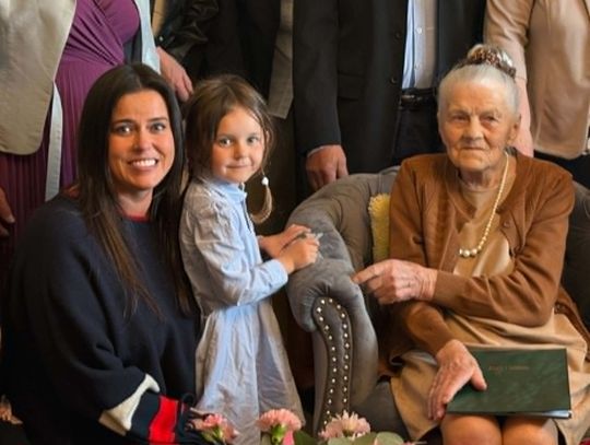 Setne urodziny pani Stanisławy Maj. Wyjątkowe święto w Sarnówku Dużym Setne urodziny pani Stanisławy Maj. Wyjątkowe święto w Sarnówku Dużym