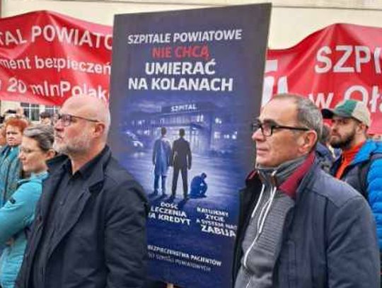 Szpitale powiatowe nie chcą umierać na kolanach. Protest przed ministerstwem Szpitale powiatowe nie chcą umierać na kolanach. Protest przed ministerstwem