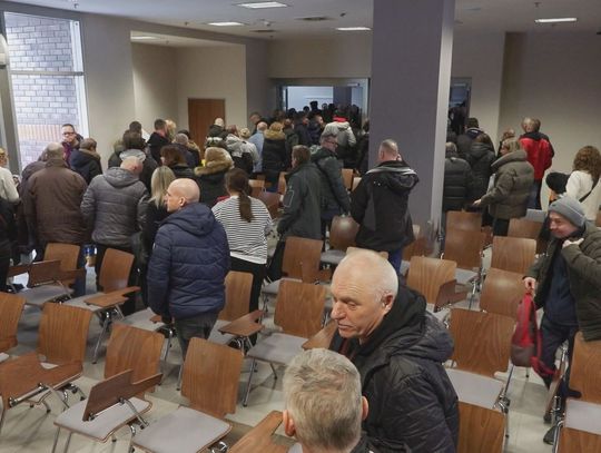 Tłumy na giełdzie pracy przed otwarciem zakładu RCP Poland w Ostrowcu Świętokrzyskim Tłumy na giełdzie pracy przed otwarciem zakładu RCP Poland w Ostrowcu Świętokrzyskim