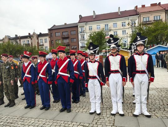 Uczniowie szkół ZDZ złożyli uroczyste ślubowanie na rynku w Ostrowcu Świętokrzyskim