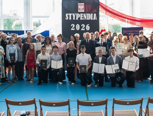 Uczniowie  z miejskimi stypendiami