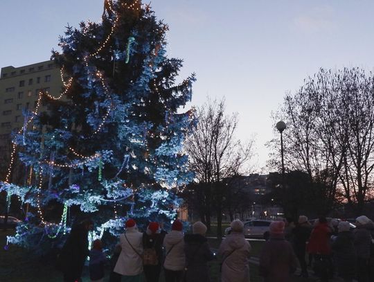 Uroczyste dekorowanie i rozświetlenie choinki na skwerze w osiedlu Ogrody Uroczyste dekorowanie i rozświetlenie choinki na skwerze w osiedlu Ogrody