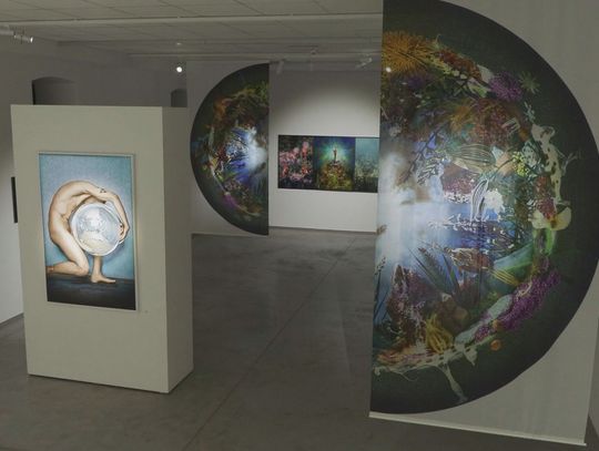 Uśmiech czarownicy - wystawa Anny Gębusi przed Dniem Kobiet Uśmiech czarownicy - wystawa Anny Gębusi przed Dniem Kobiet