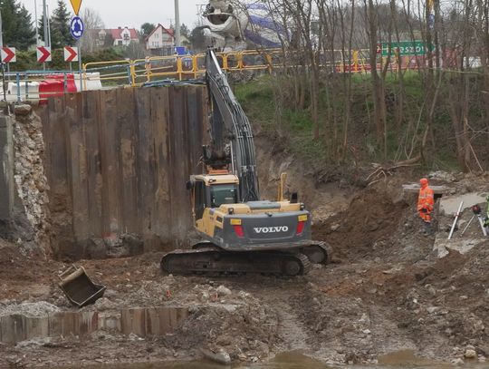 Utrudnienia dla pieszych i kierowców. Trwa budowa kładki
