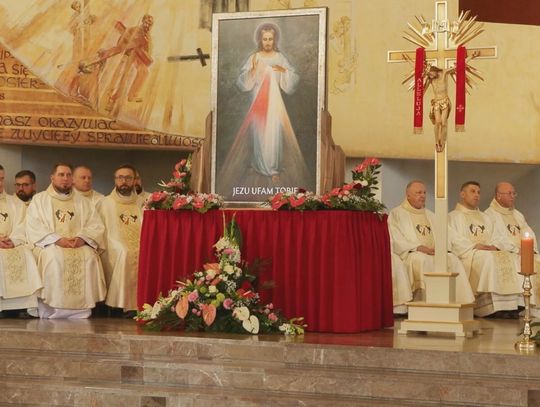 Wierni powitają obraz Jezusa Miłosiernego