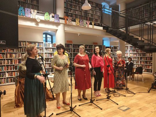 Wokaliści Studia Piosenki Metro uświetnili Dzień Kobiet w bibliotece