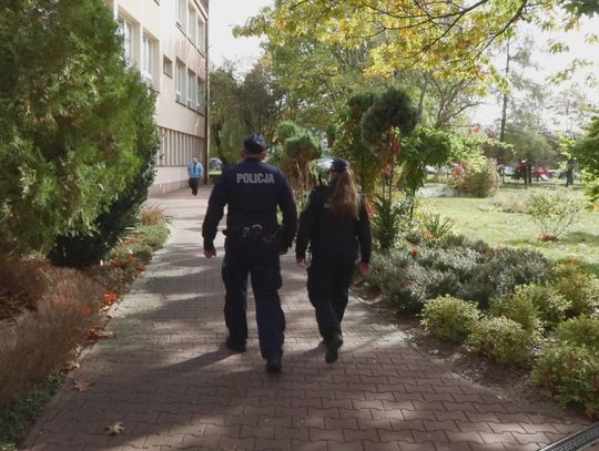 Wzmożone patrole przy szkołach w Ostrowcu. Policja apeluje o spokój i czujność