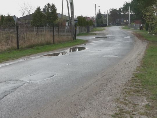 Zużyte opony podrzucane na Gutwinie. Mieszkańcy mają dość powracającego problemu
