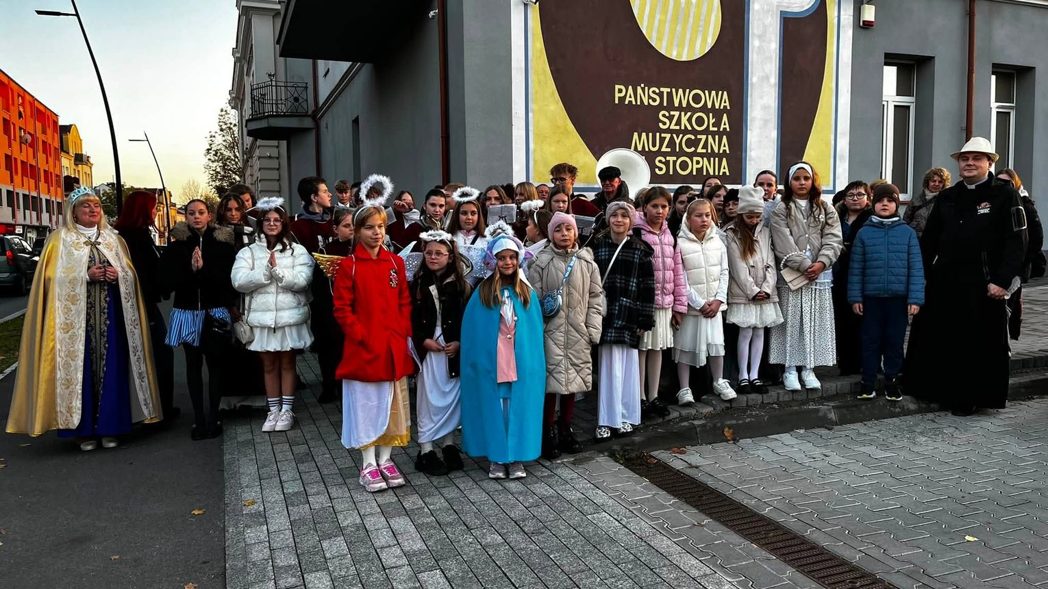 Korowód Świętych i bal w "Czwórce"
