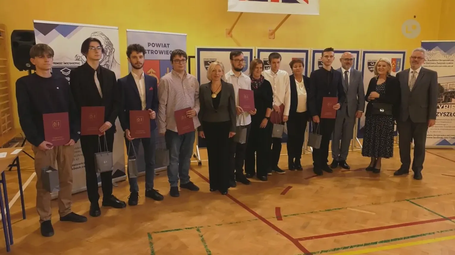 OSTROWIEC | Młodzież odebrała certyfikaty językowe