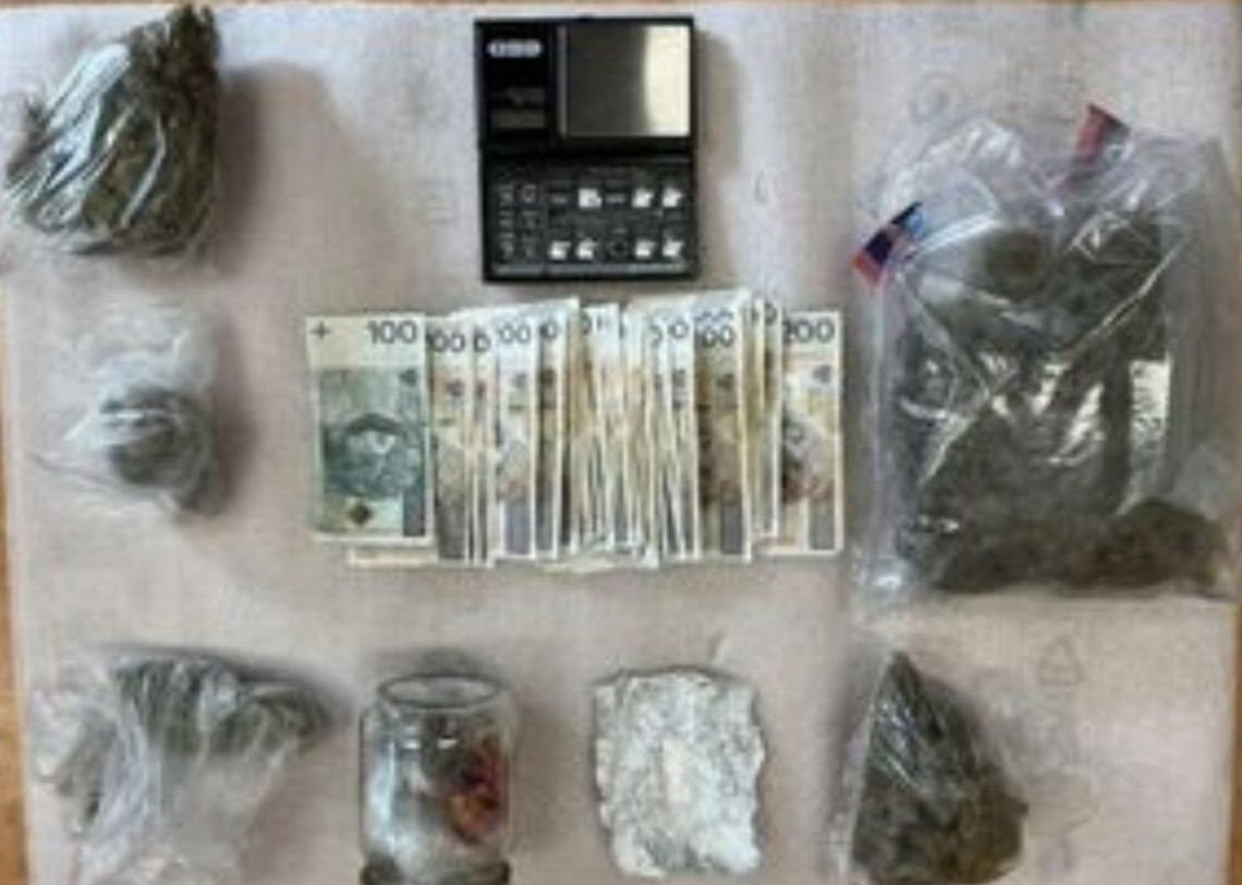 Areszt w Ostrowcu: 39‑latek zatrzymany po zabezpieczeniu 300 g marihuany, kilku porcji kokainy i 67 tabletek ecstasy Areszt w Ostrowcu: 39‑latek zatrzymany po zabezpieczeniu 300 g marihuany, kilku porcji kokainy i 67 tabletek ecstasy